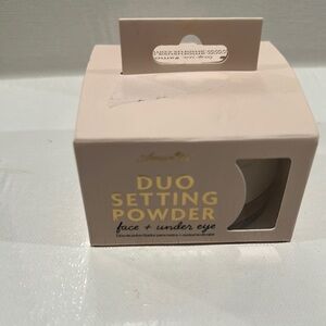 Amor Us Duo Setting Powder for Face and Under Eyes.